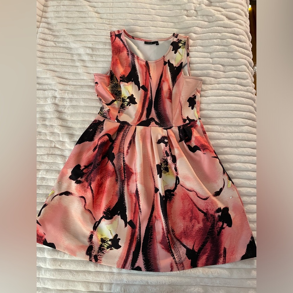 Gently worn dress, selling as it no longer fits me.